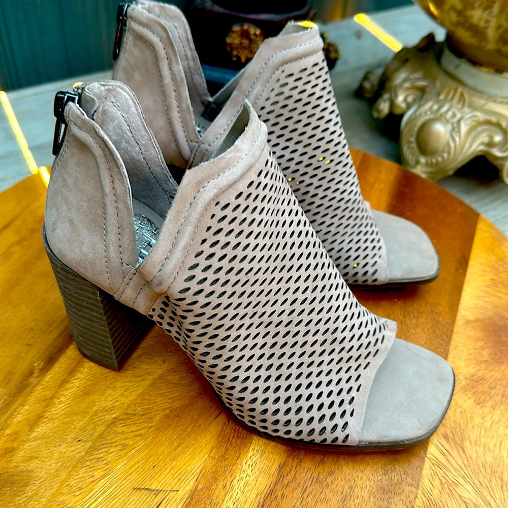 NWT Vince Camuto Katnina Beige Leather Laser Cut Ankle Booties Size 4.5 34
